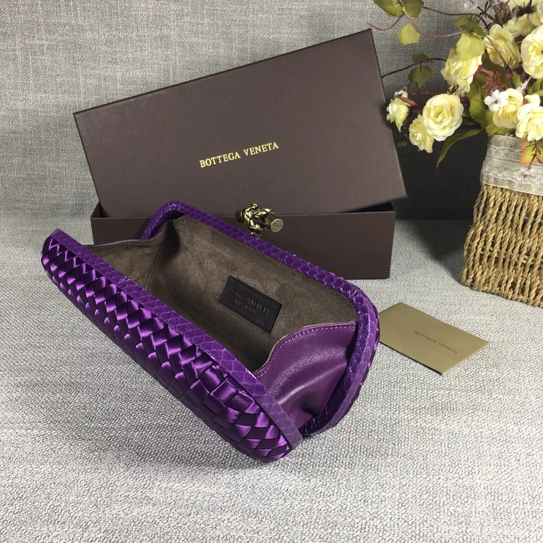 8651 Large Classic Dinner Bag ~~~Snake leather with ribbon ~~~Dense and slippery, not easy to fluff, can hold iPhones of all sizes! Size: 25cm*9.5cm*4cm